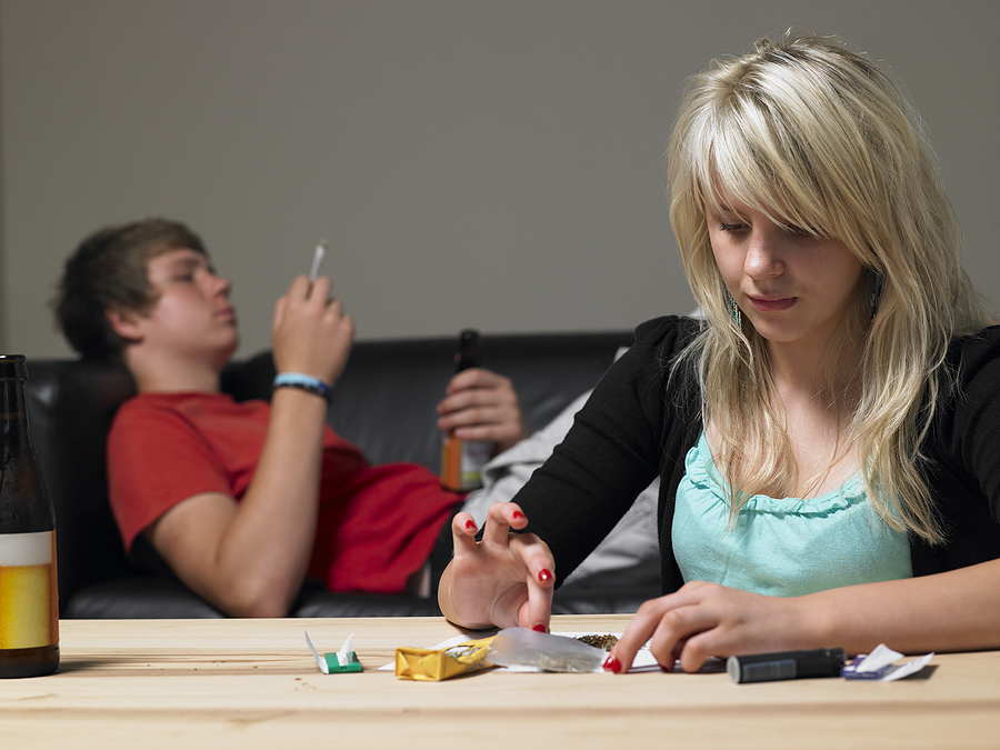 bigstock-Teenage-Couple-Taking-Drugs-At-13909049